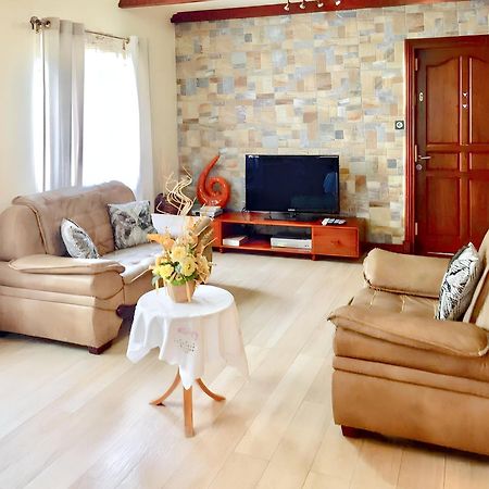 Spacious House In Flic En Flac With Shared Pool Exteriör bild